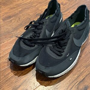 Nike Men's Black and White Sneakers